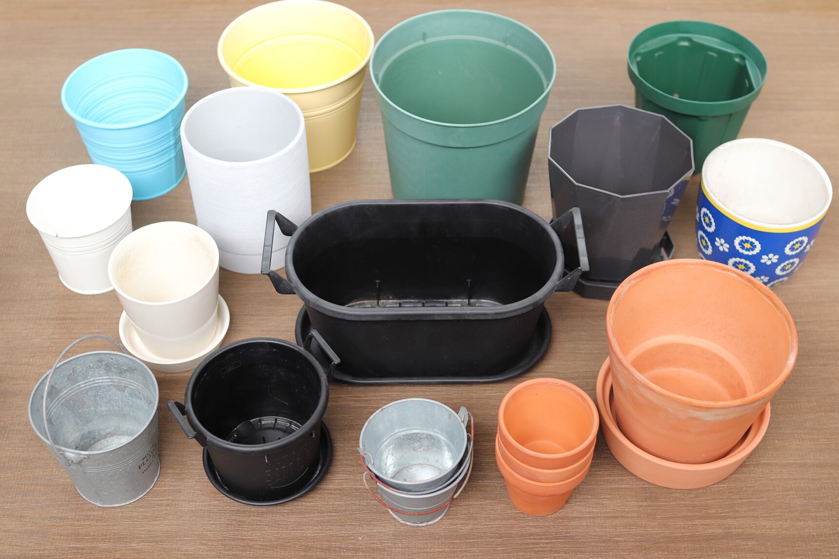 【植木鉢の選び方】サイズや素材をチェックして植物にあうものを見つけよう