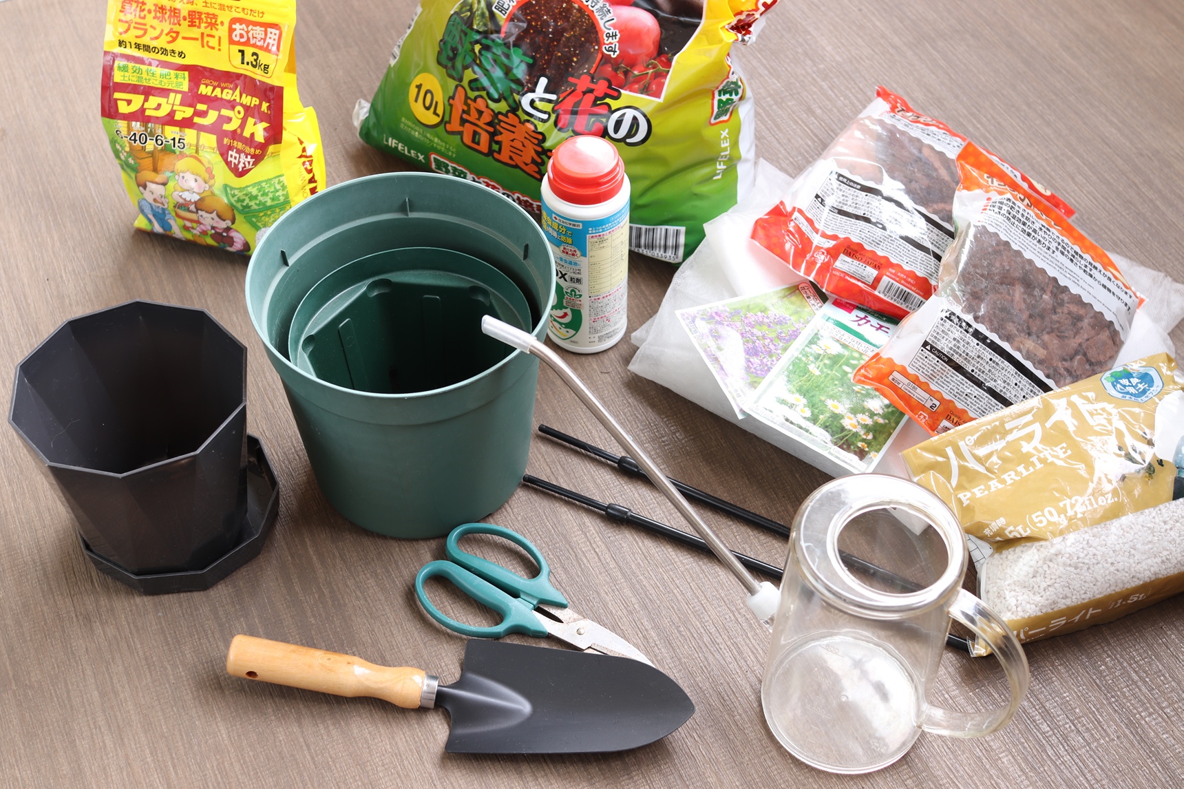 たくさんのガーデニング用品