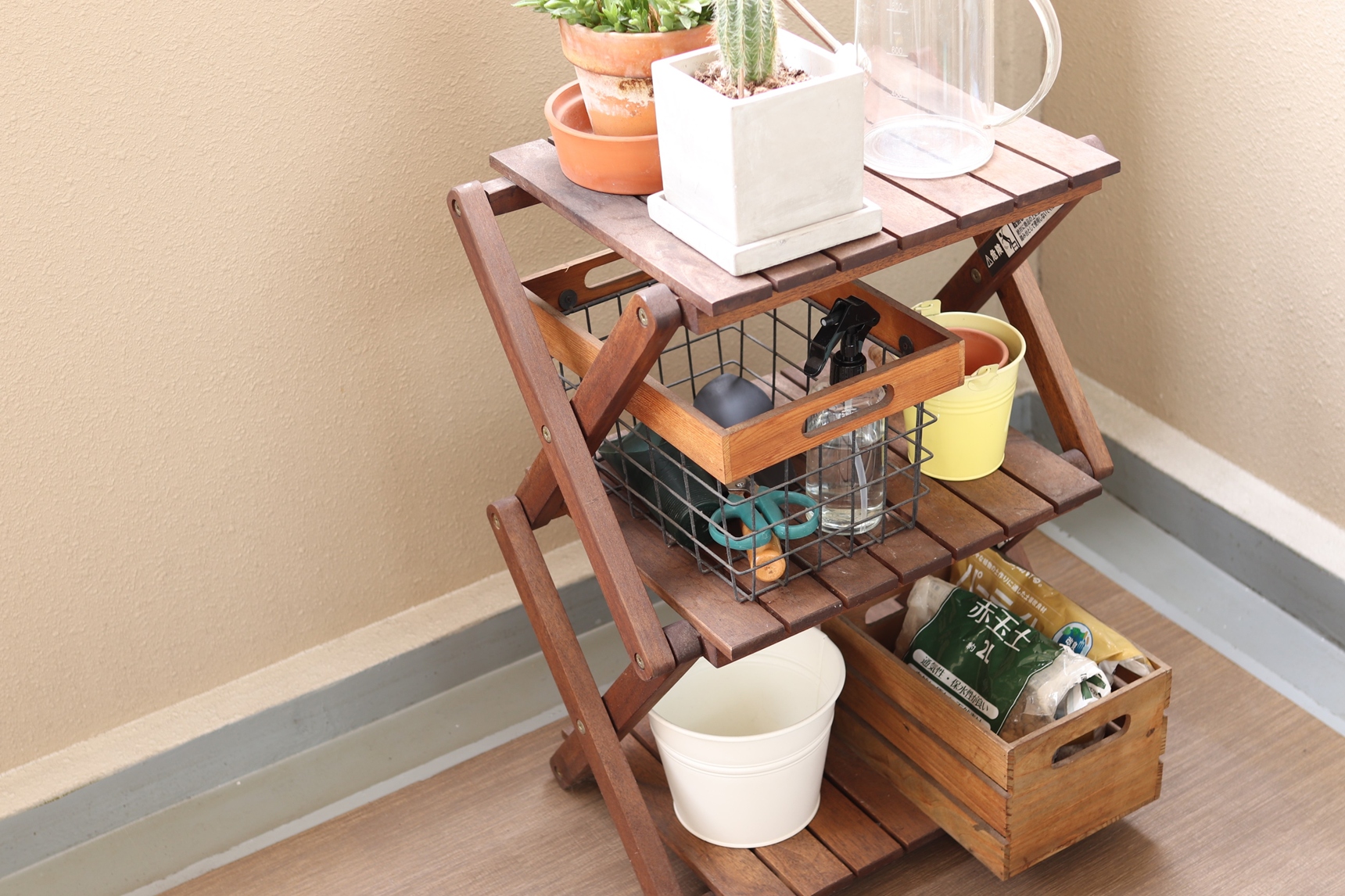 ベランダにコンパクトな収納棚を置く