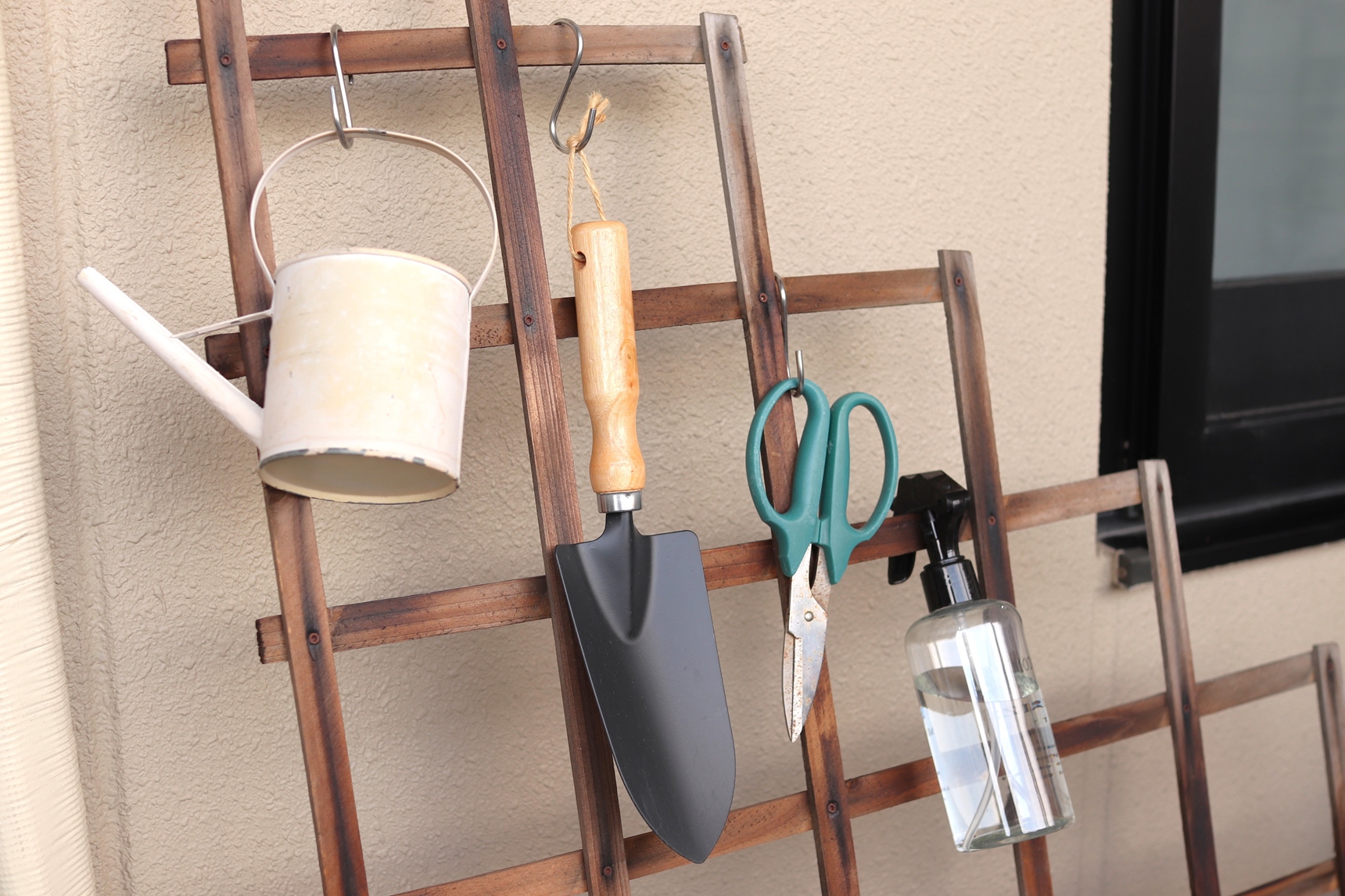 フェンスにS字フックをかけて引っかけ収納にする