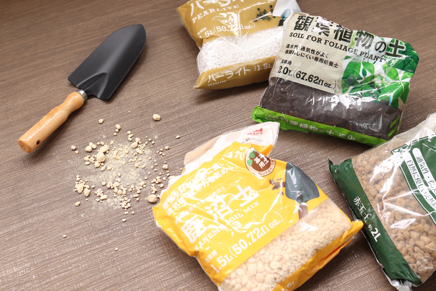 ベランダの床に散らばった土