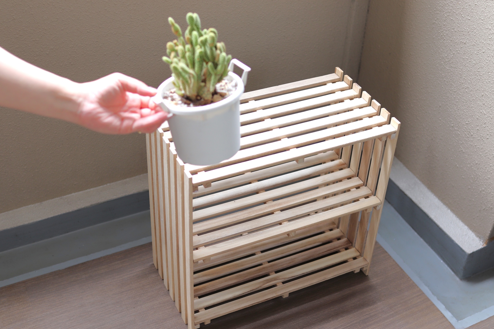 すのこ棚に植木鉢を置く