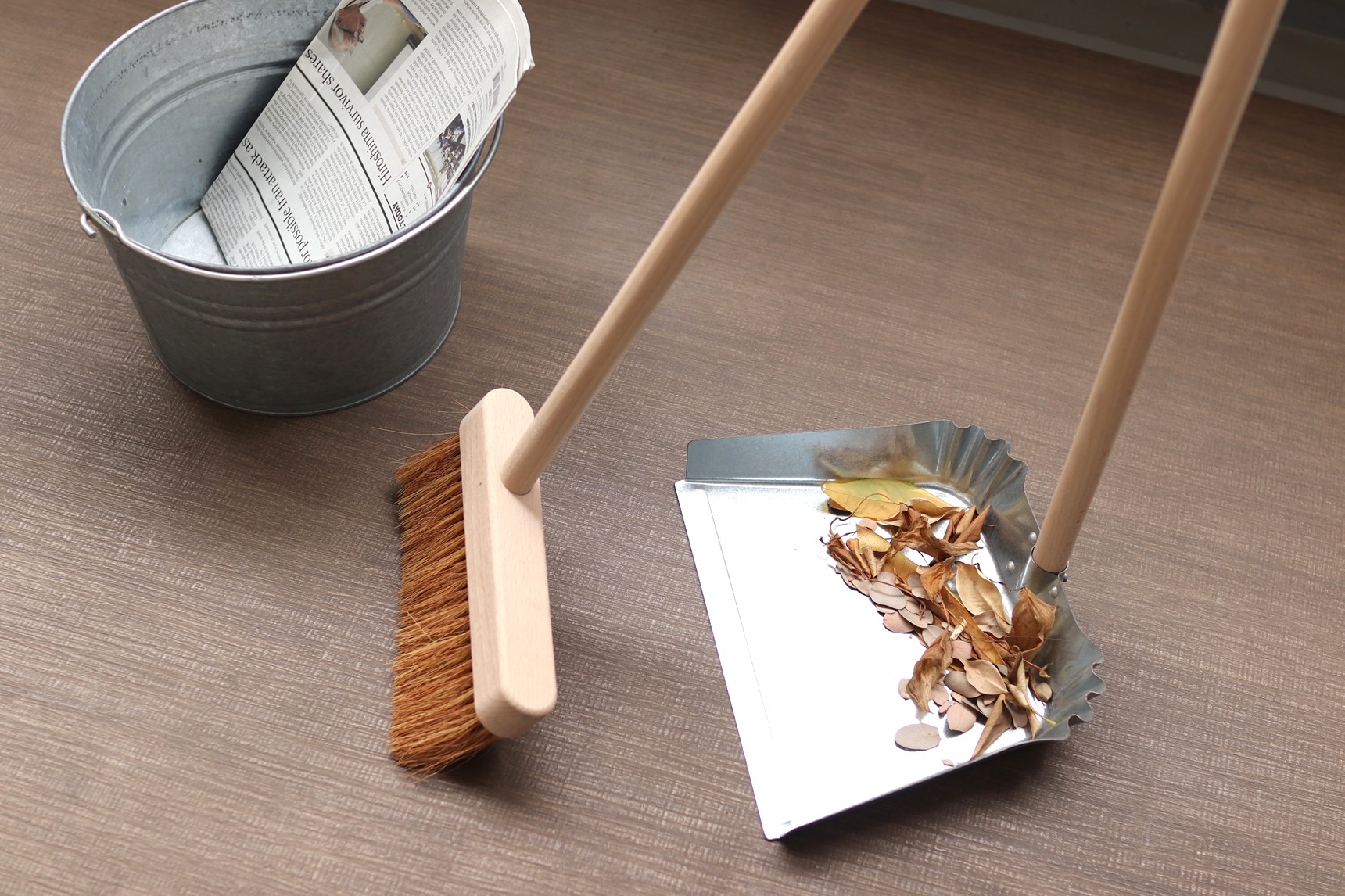 ちりとりに集めた落ち葉