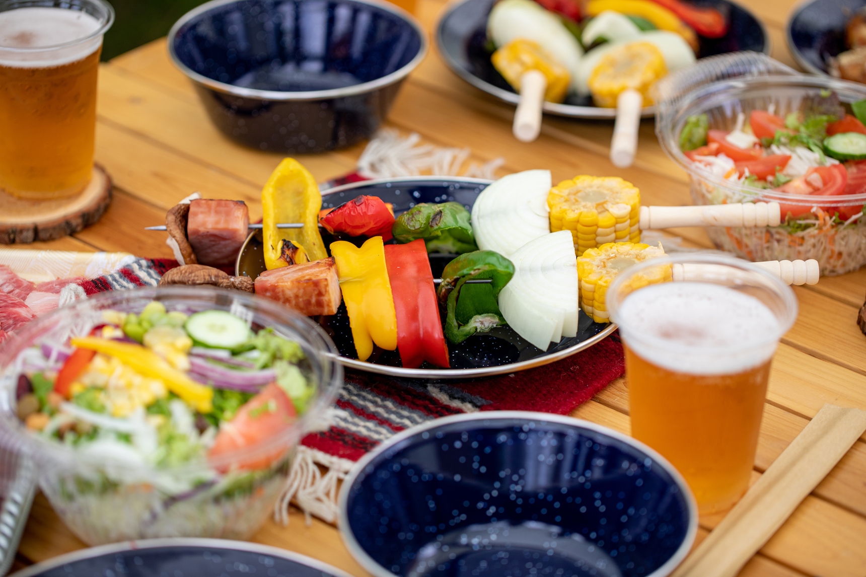 ベランダで食事をする