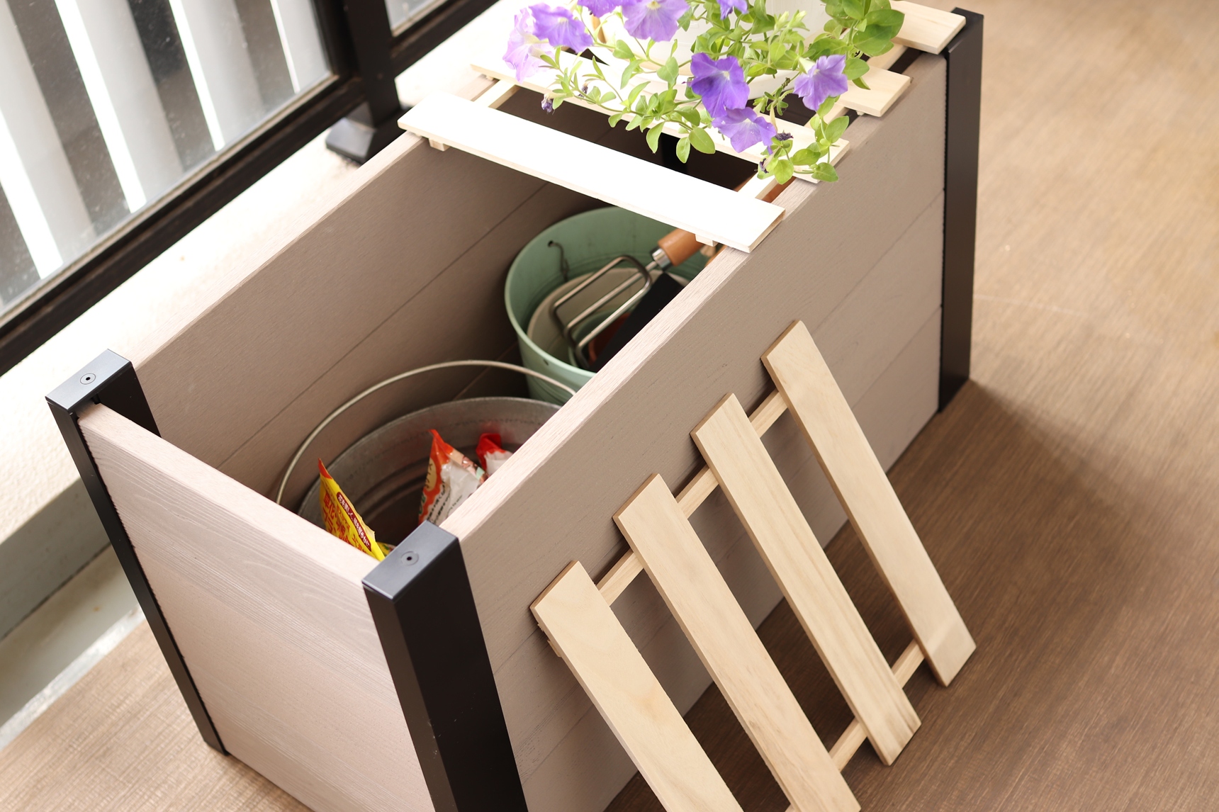 レイズドベッドの中に道具を収納